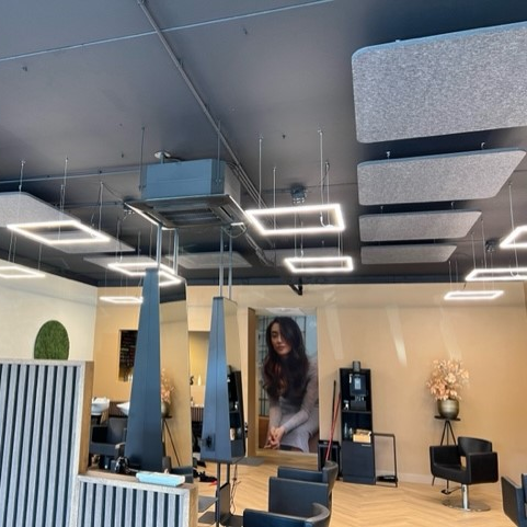 Vierkante EASYfelt plafondeilanden van PET-vilt toegepast in een kapsalon