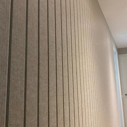 Detail van verticale lijnen in het zelfklevende Japandi Wall-paneel