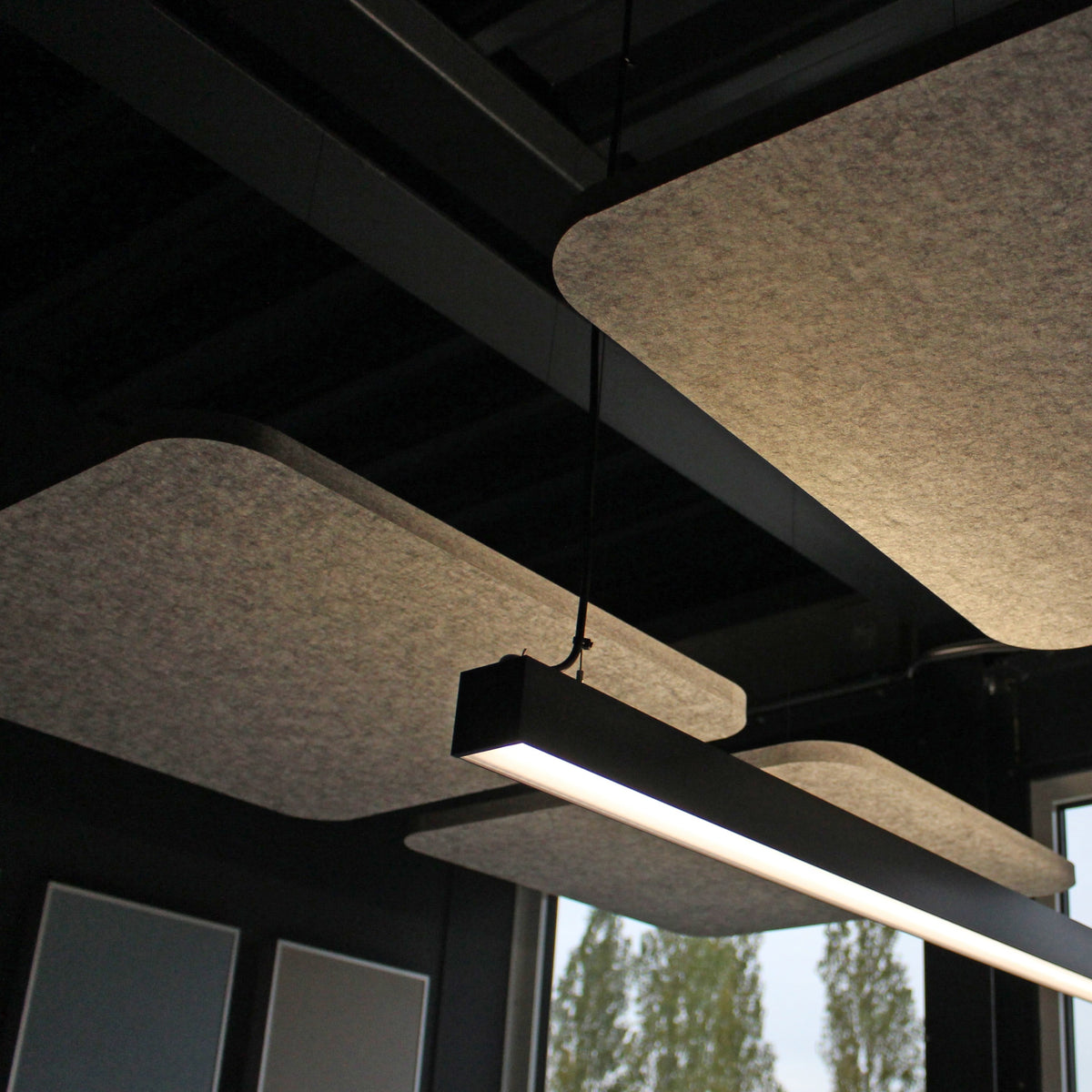EASYfelt Plafondeiland Square met zicht op het 25 mm dikke PET-vilt