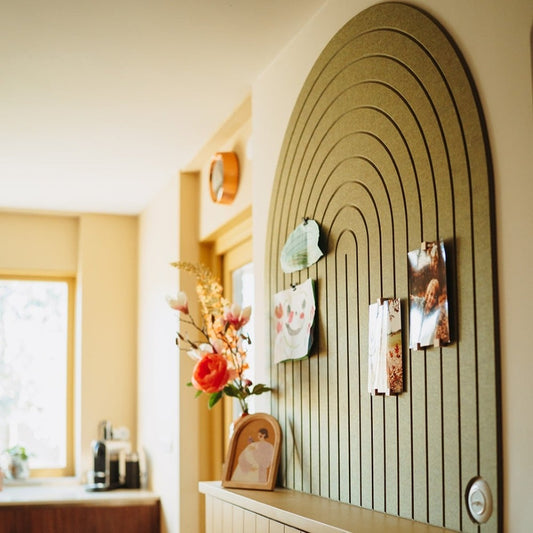 Wall Arch als prikbord in een interieur met groene PET-viltboog
