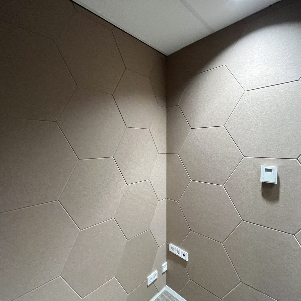 EASYfelt Stick Hex toegepast op twee wanden